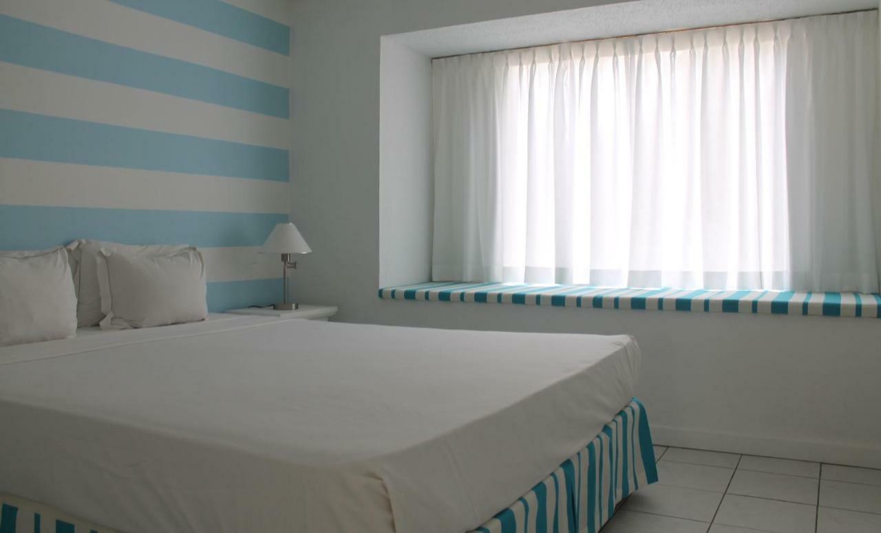 Moomba Beach Club Hostel *