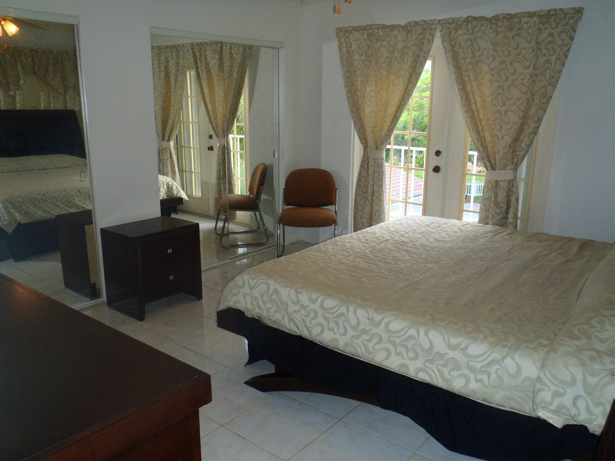 Spotts Beach Hotel George Town