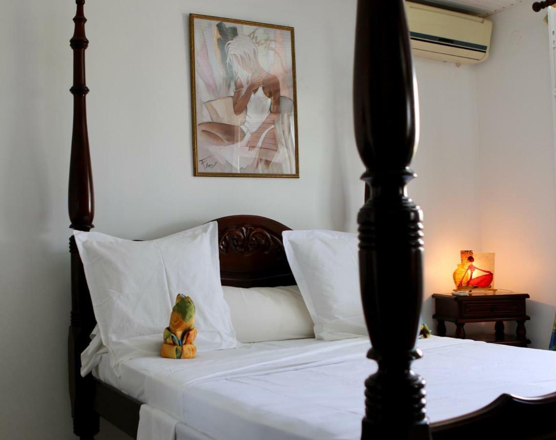 6 Suites Piscine Et Plage Pointe Faula Bed & Breakfast