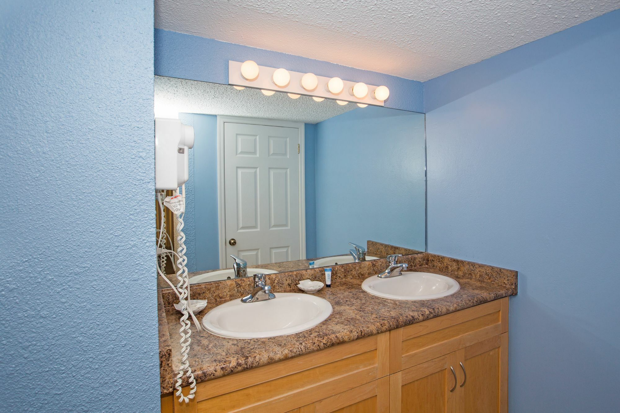 #207 Sunset Cove Seven Mile Apartment *