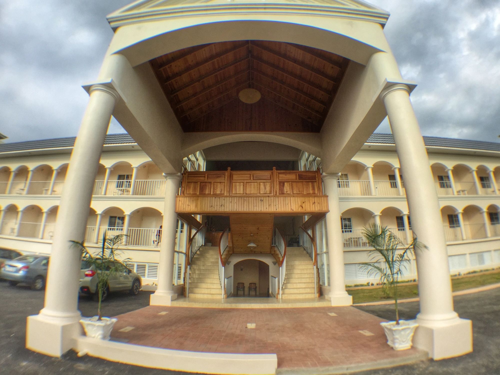 Hotel Glistening Waters 3*