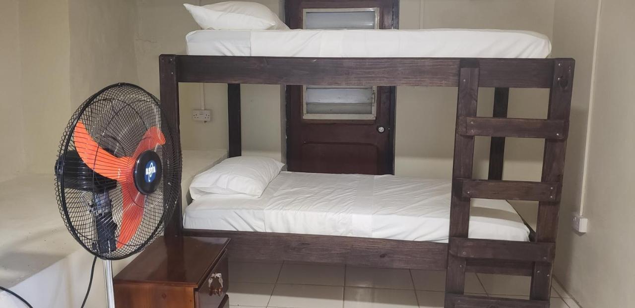 Hostel & Front Roseau