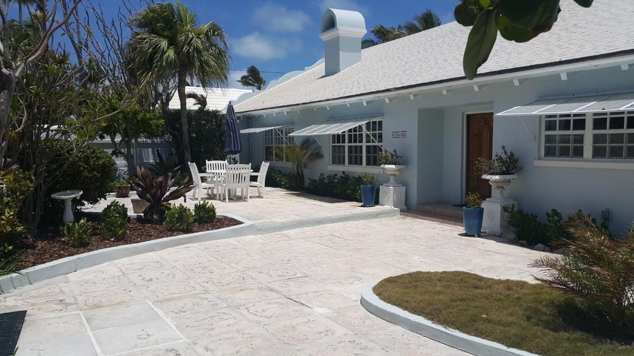 Holiday home Water's Edge - Oceanfront With Private Pool Nassau