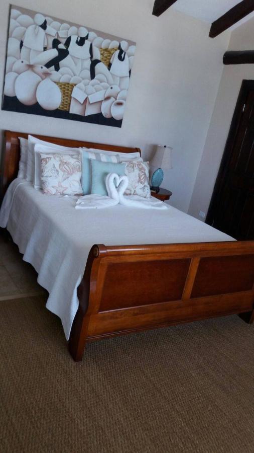 Holiday home Water's Edge - Oceanfront With Private Pool Nassau