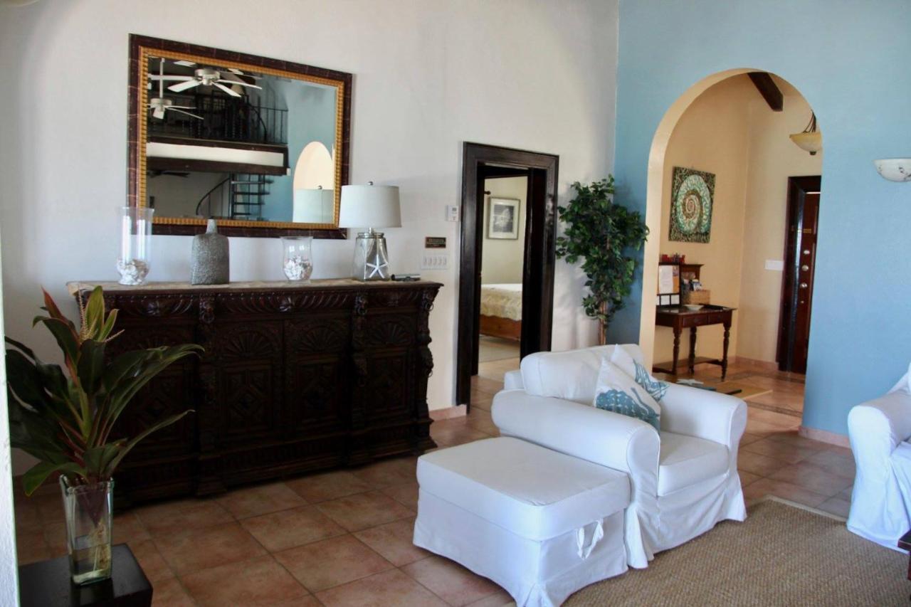 Water's Edge - Oceanfront With Private Pool Holiday home
