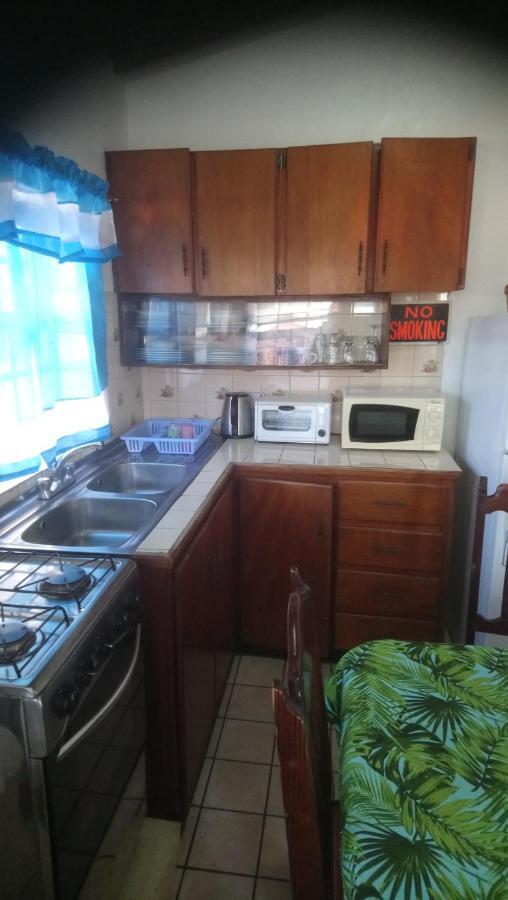 Tropical Breeze Vacation And Guest house