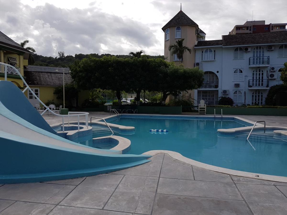 Almond Grove At Castle Aparthotel