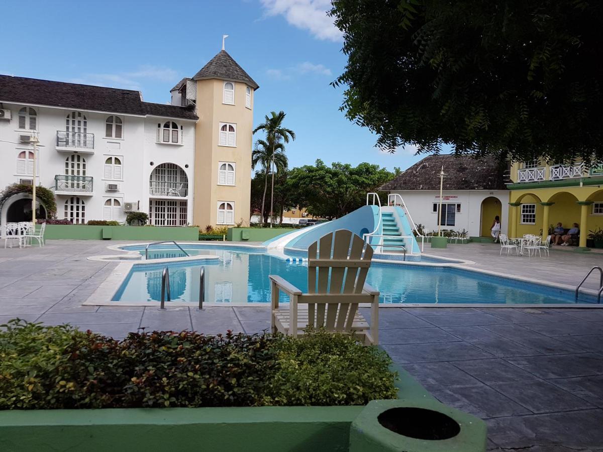 Aparthotel Almond Grove At Castle