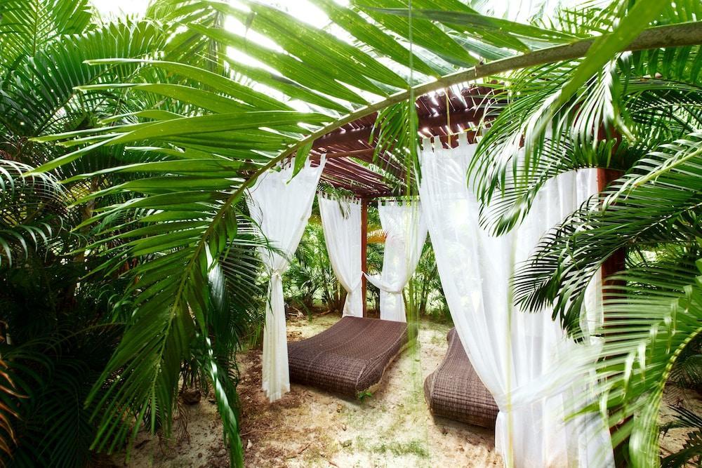 Tropicana Deluxe Club & Pool