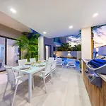 1 Min To Beach, W Pool, Gym In A Gated Community