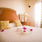 Connie\'S Comfort Suites