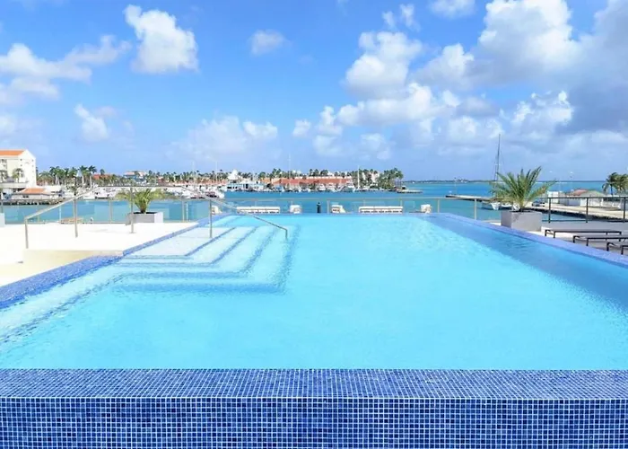 Stylish Luxury Condo, Central Location, Ocean View, Pool, Gym