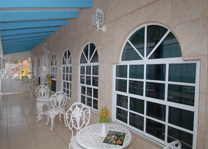 Deyna\'S City Inn