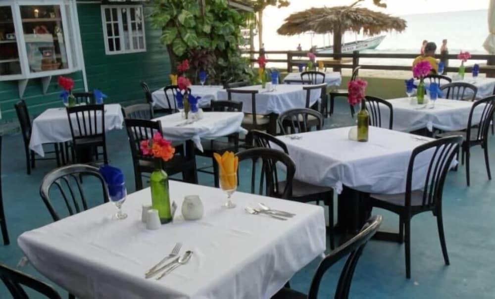 Bar-b-barn Beach Hotel Negril