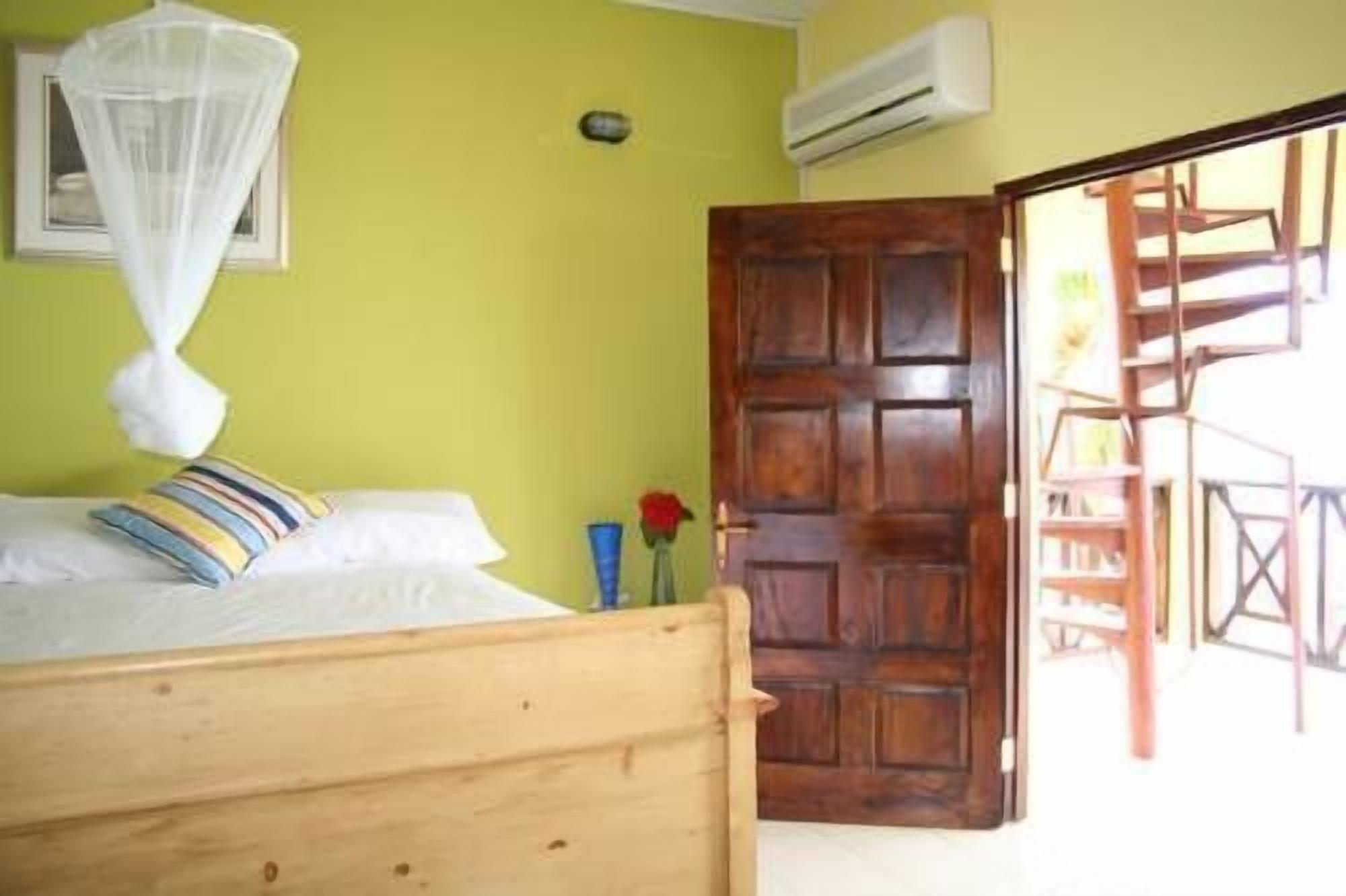 Idlers' Rest Hotel Black River
