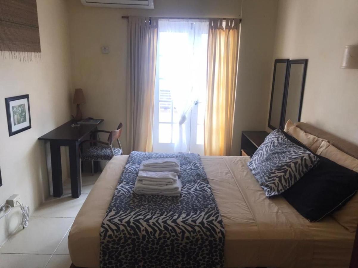 Hotel Moxons Club
