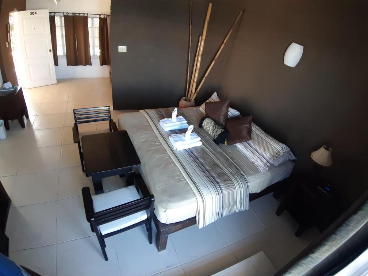 Moxons Club Hotel