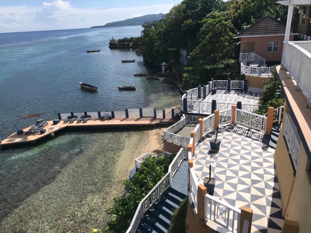 Hotel Moxons Club