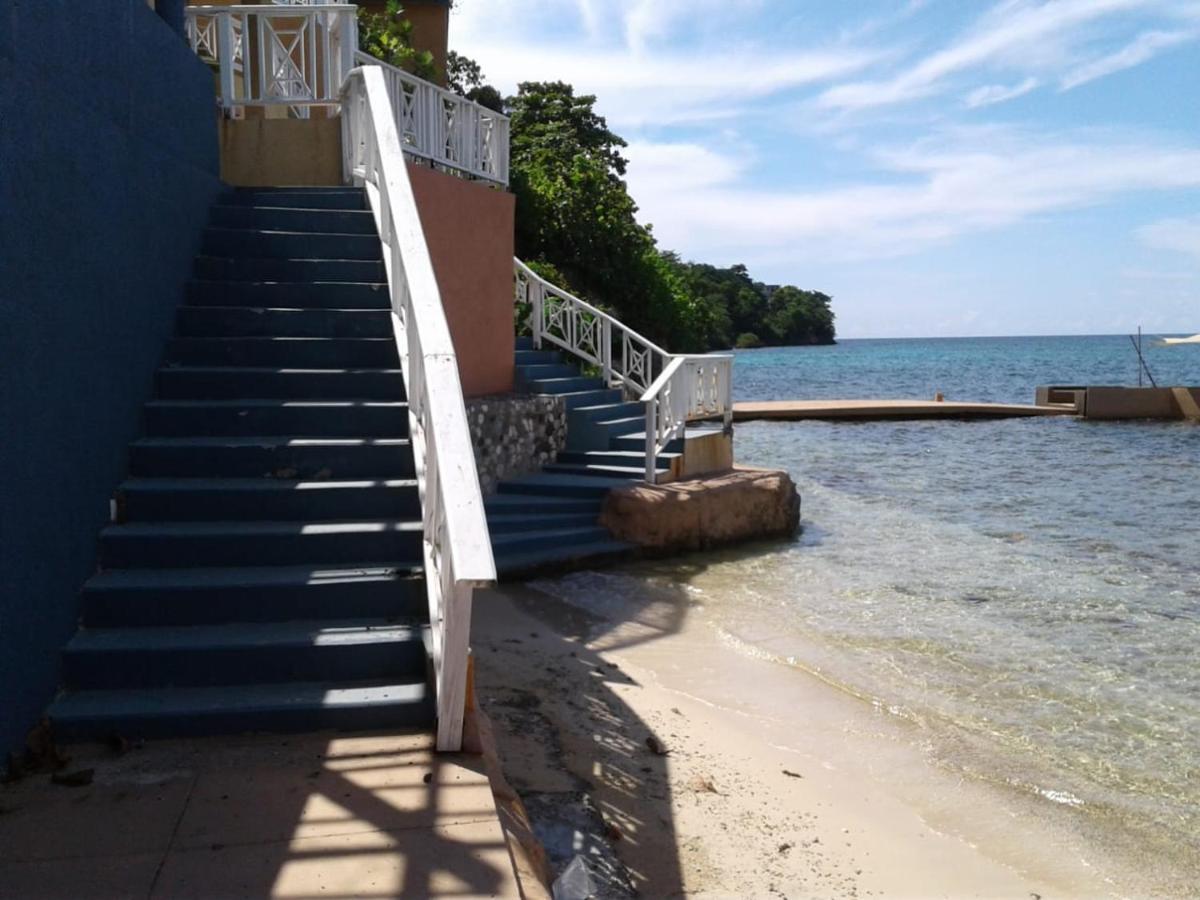 Moxons Club Hotel