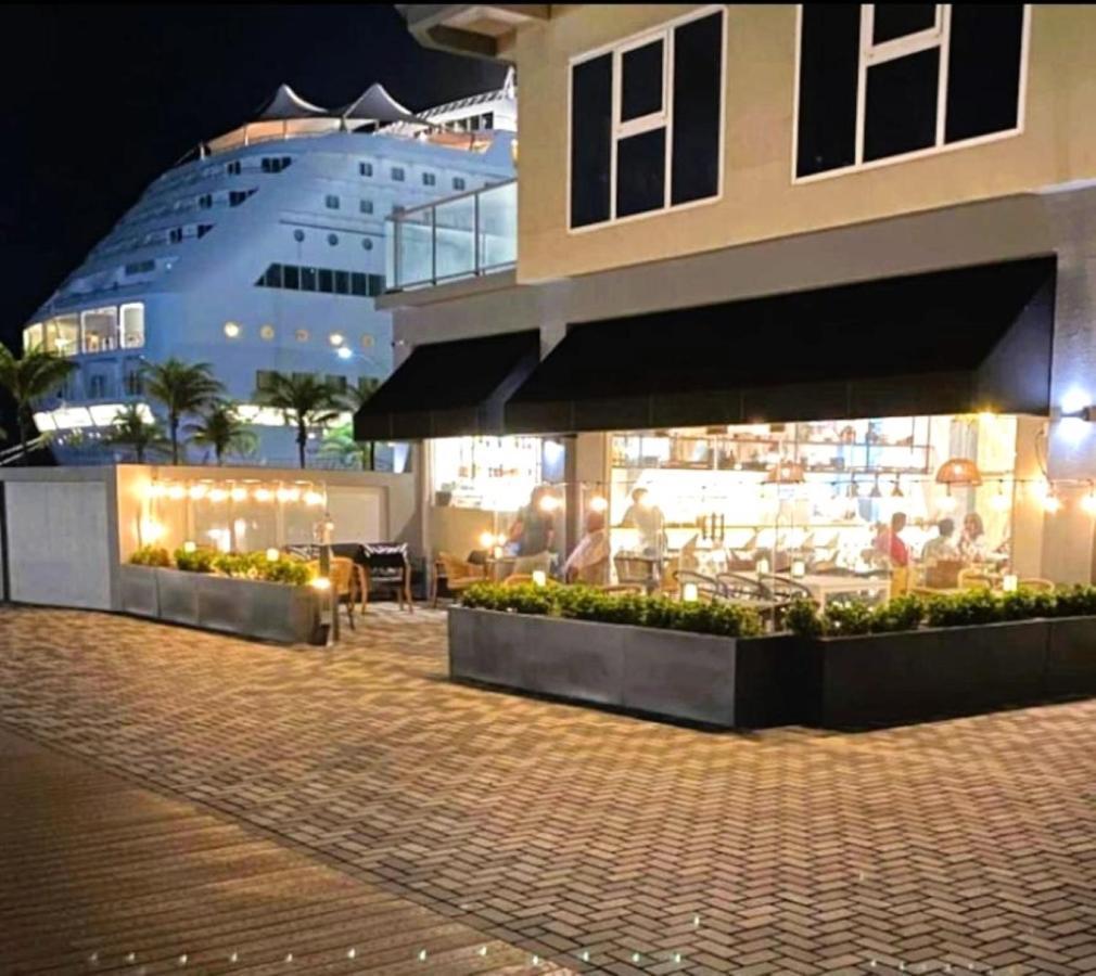 Stylish Luxury Condo, Location, Ocean View, Pool, Gym