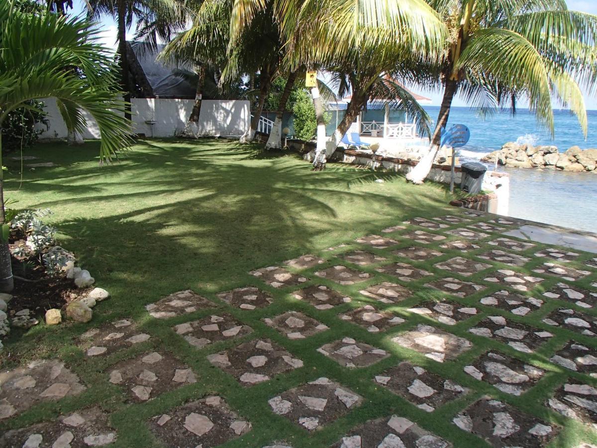 Chrisanns 2* Ocho Rios