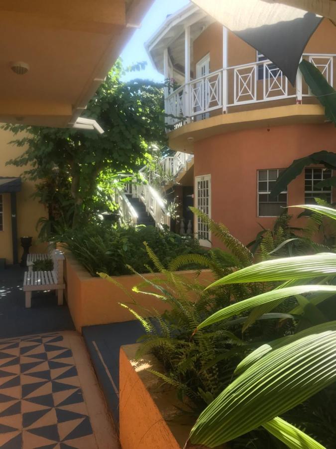 Hotel Moxons Club