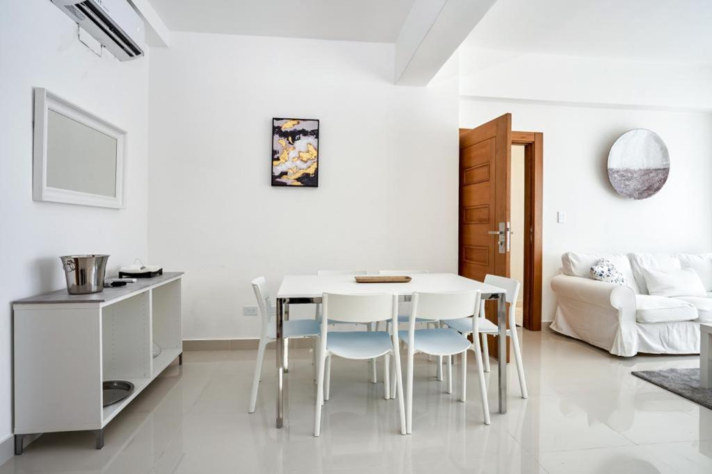 Escape Apartments, Balcony, Pool & Gym In La Julia * Santo Domingo