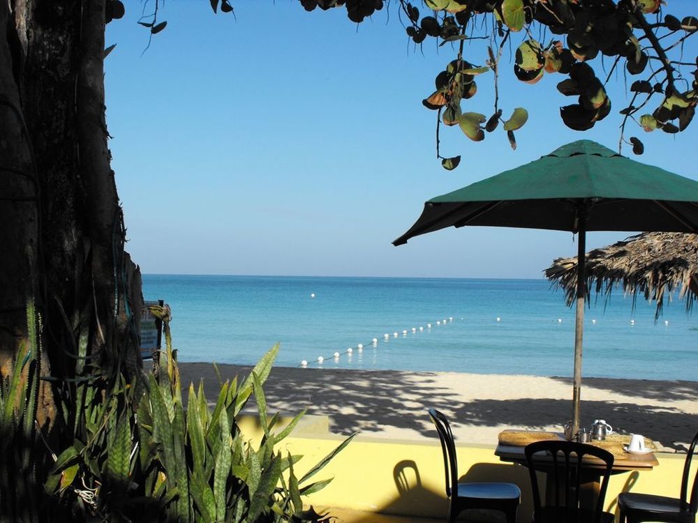 Bar-b-barn Beach Hotel 2*