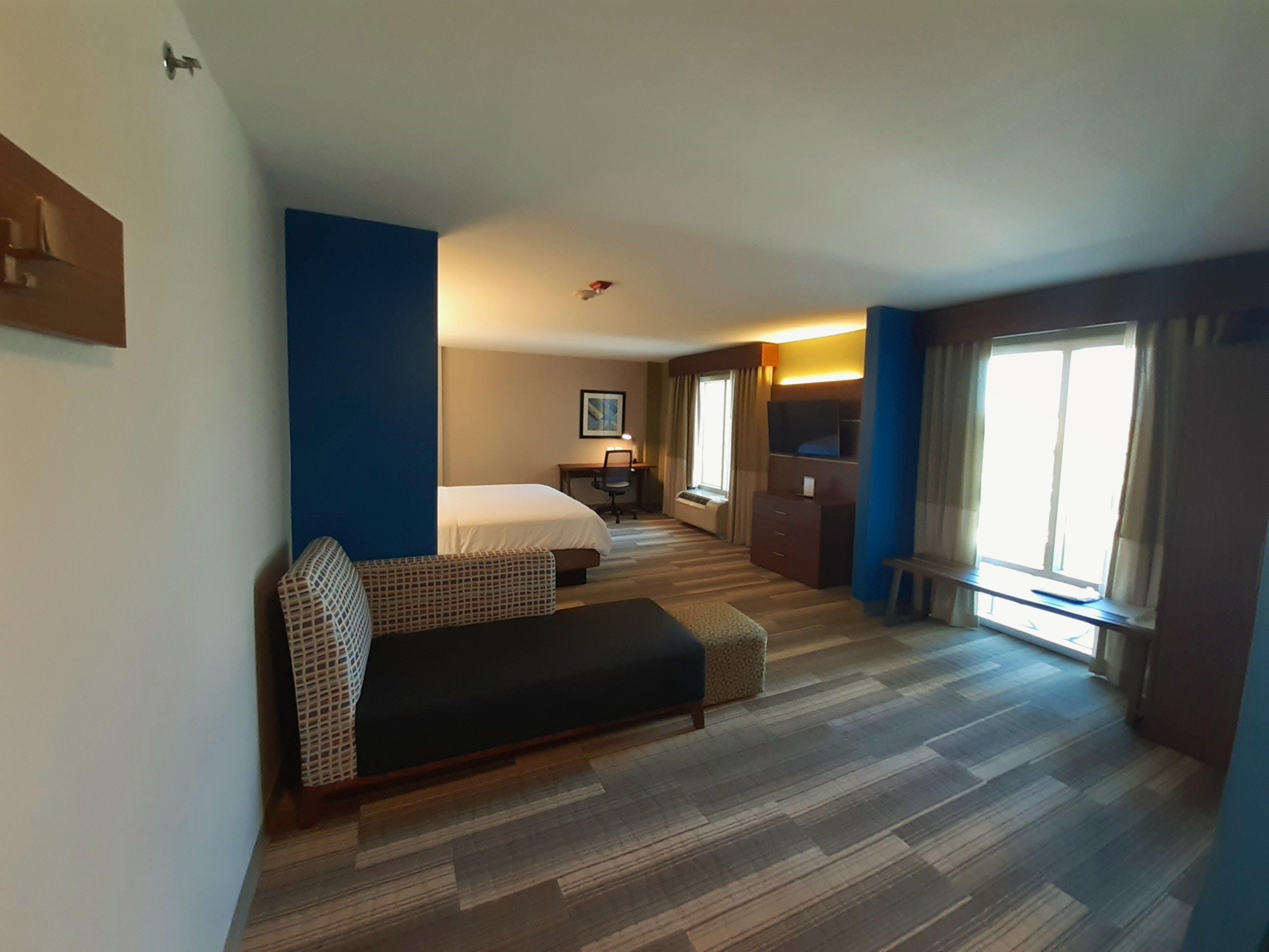 Hotel Express Trincity By Ihg Piarco