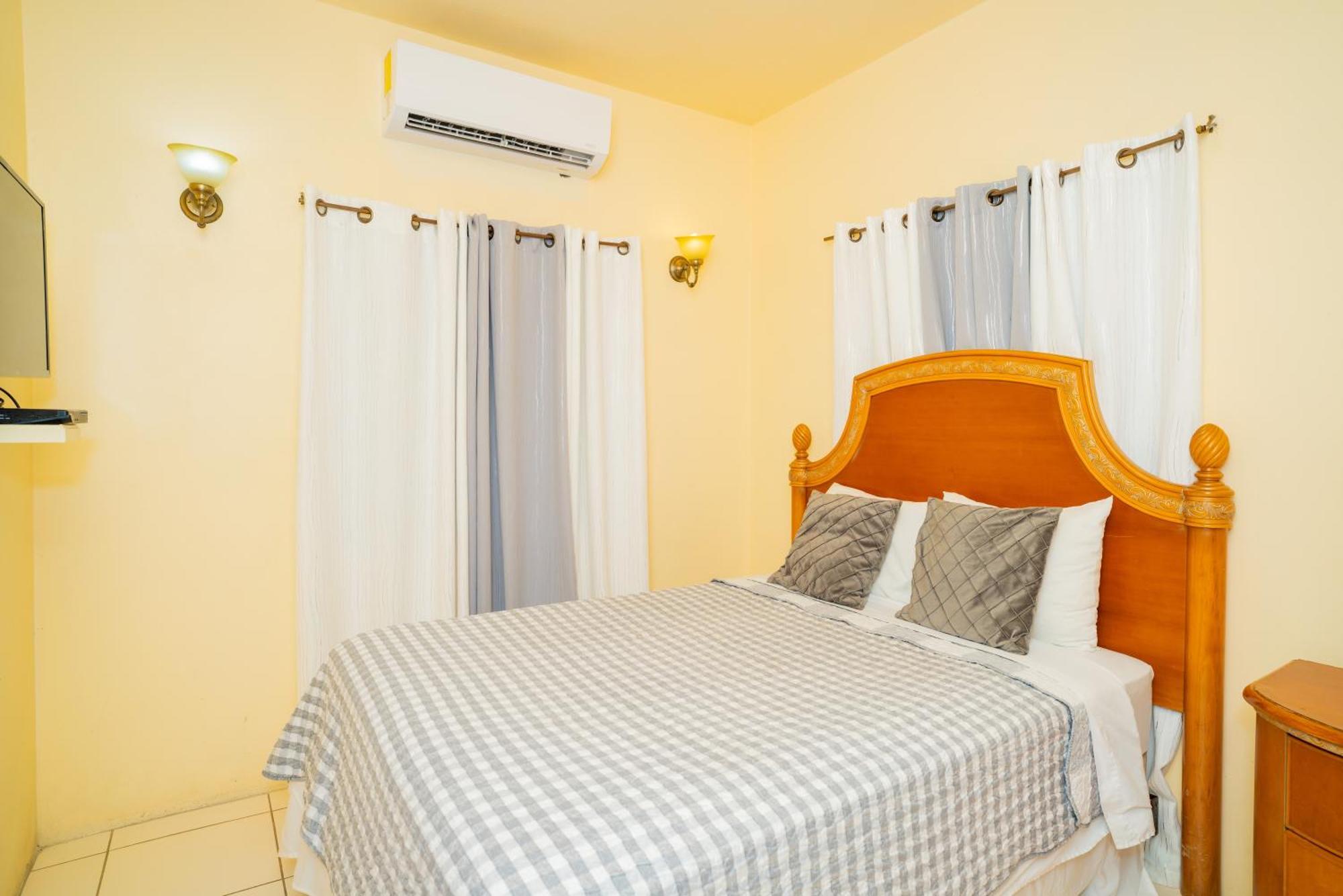 Connie's Comfort Aparthotel 3*
