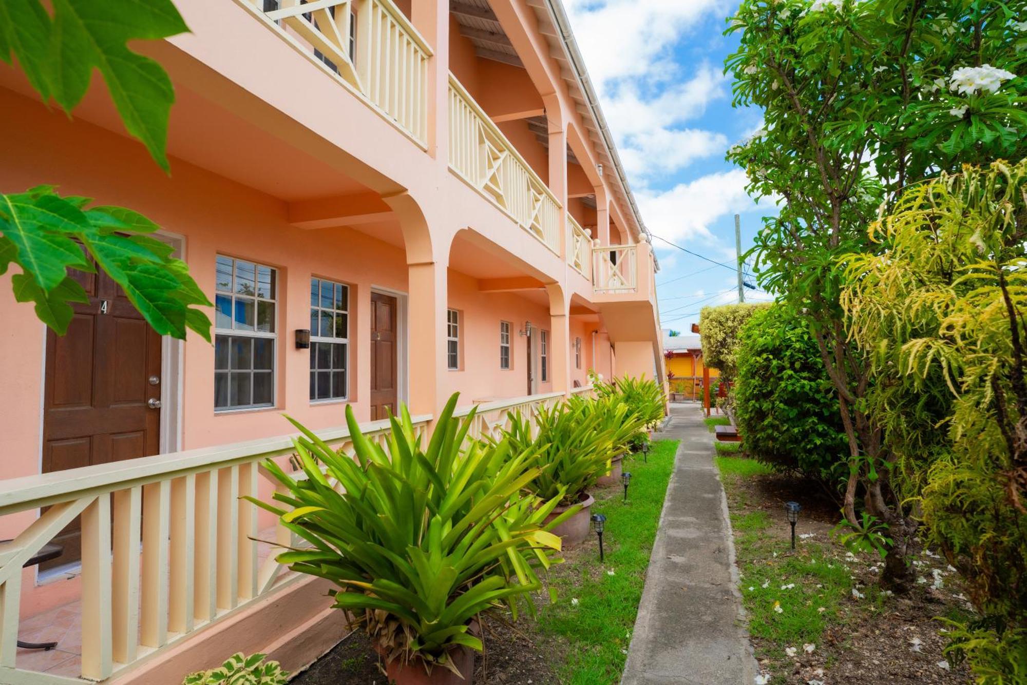Connie's Comfort Aparthotel 3*