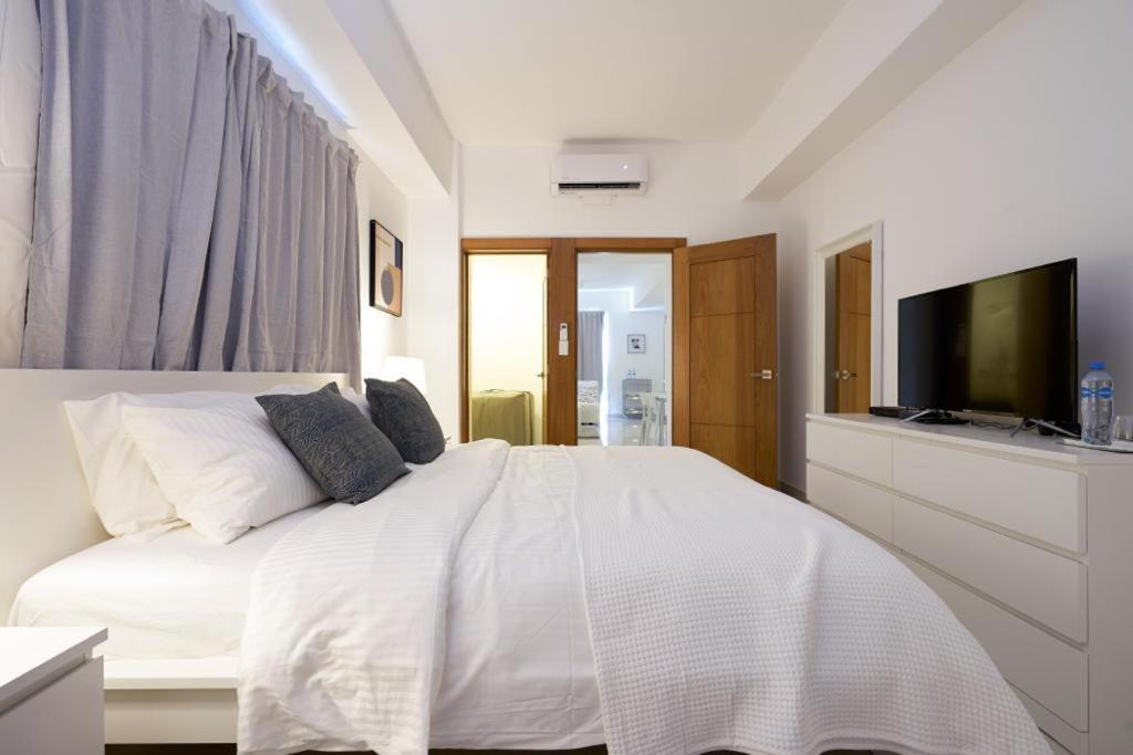 Escape Apartments, Balcony, Pool & Gym In La Julia * Santo Domingo