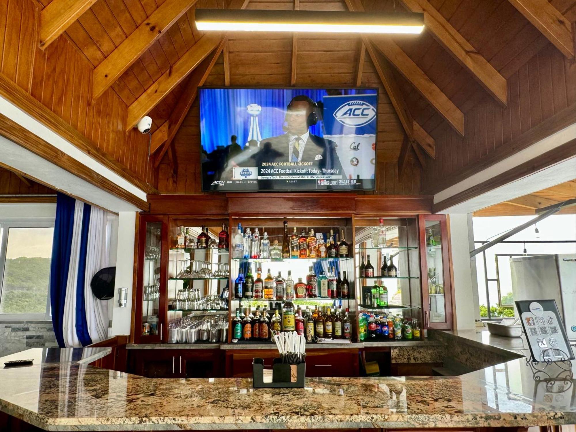 Hospitality Expert Bts 8 - Pool & Bar * Montego Bay