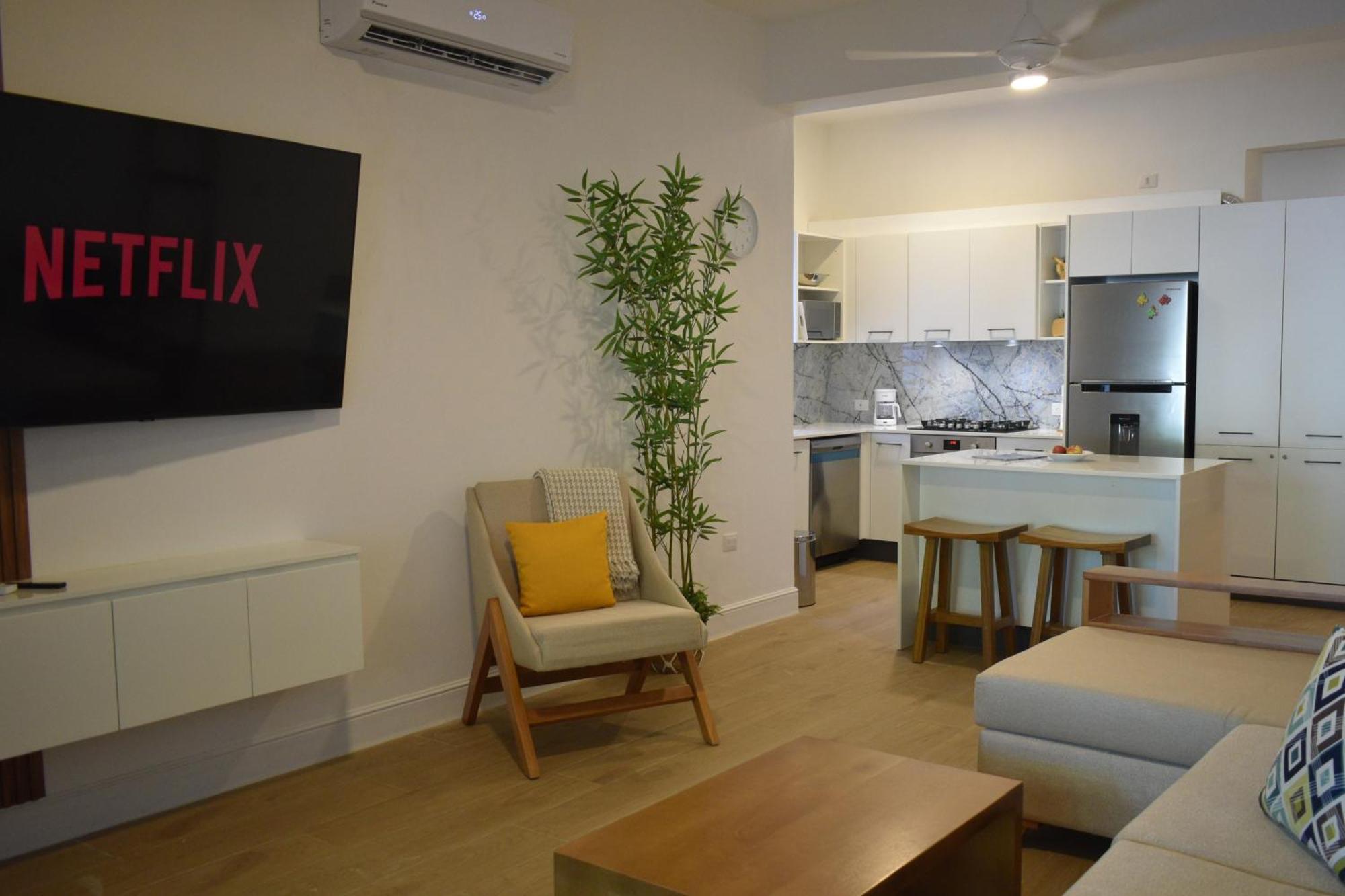 Apartment Perla Marina Condo- Walk To Yoga, & Food