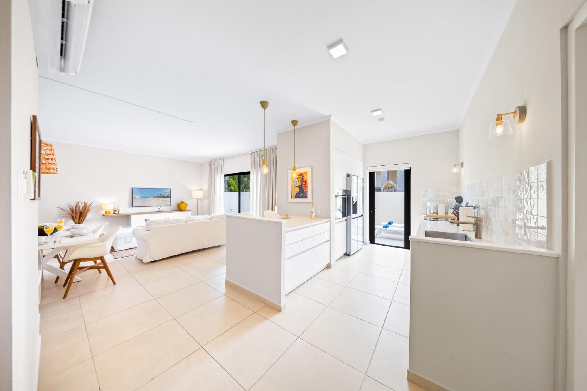 Holiday home 1 Min To Beach, W Pool, Gym In A Gated Community Palm Beach