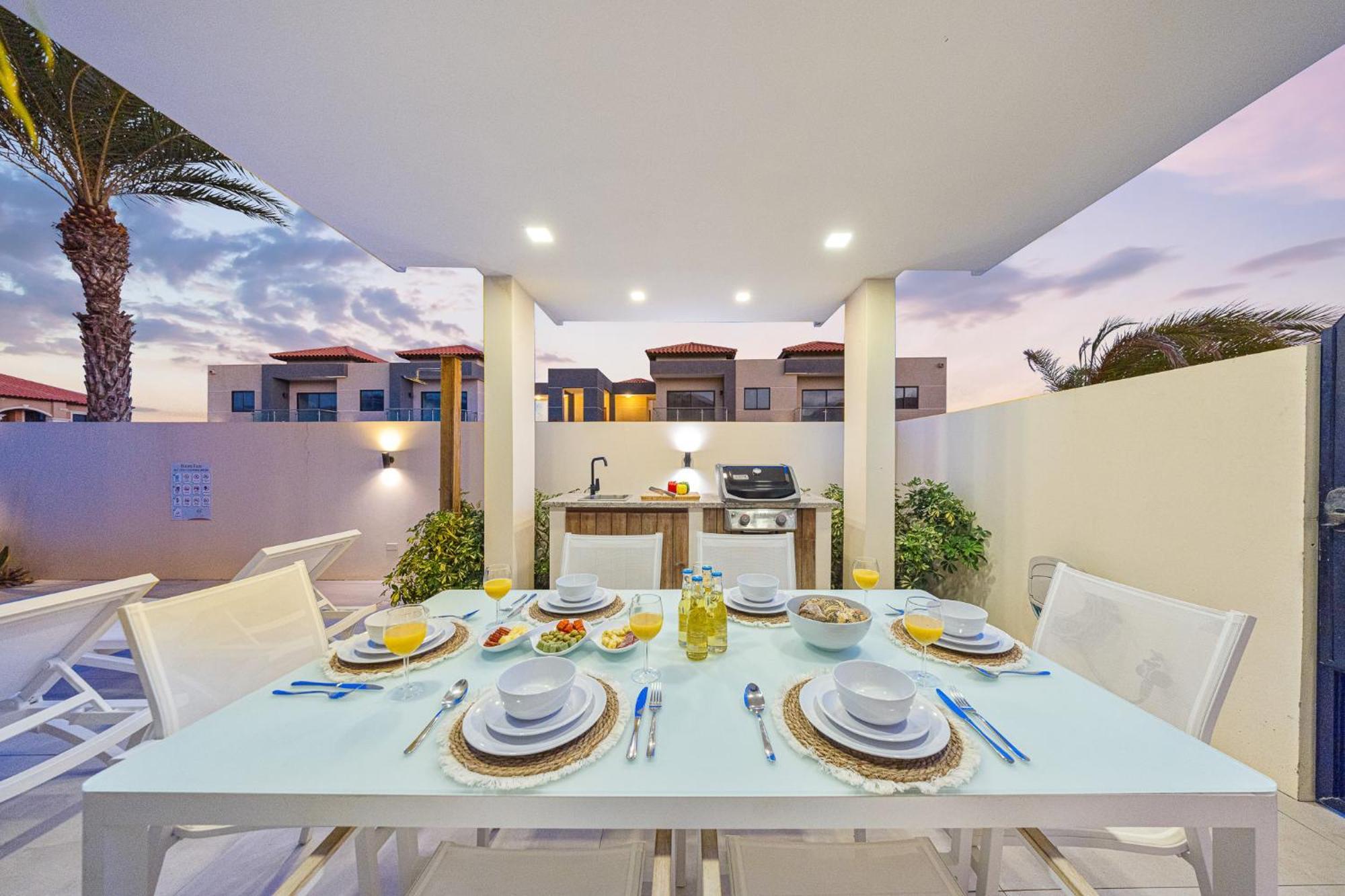 Holiday home 1 Min To Beach, W Pool, Gym In A Gated Community *