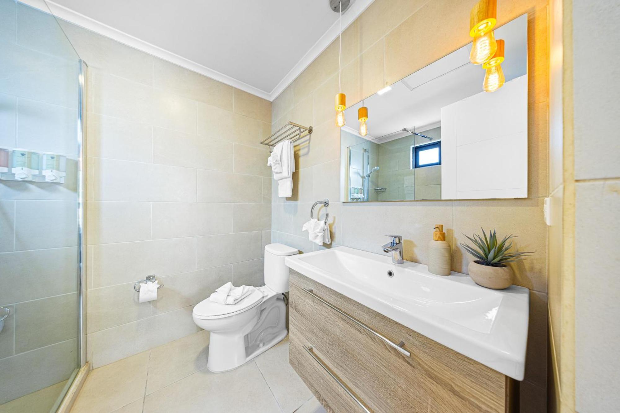 1 Min To Beach, W Pool, Gym In A Gated Community Holiday home