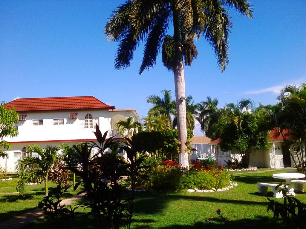 Hotel Executive Mammee Bay