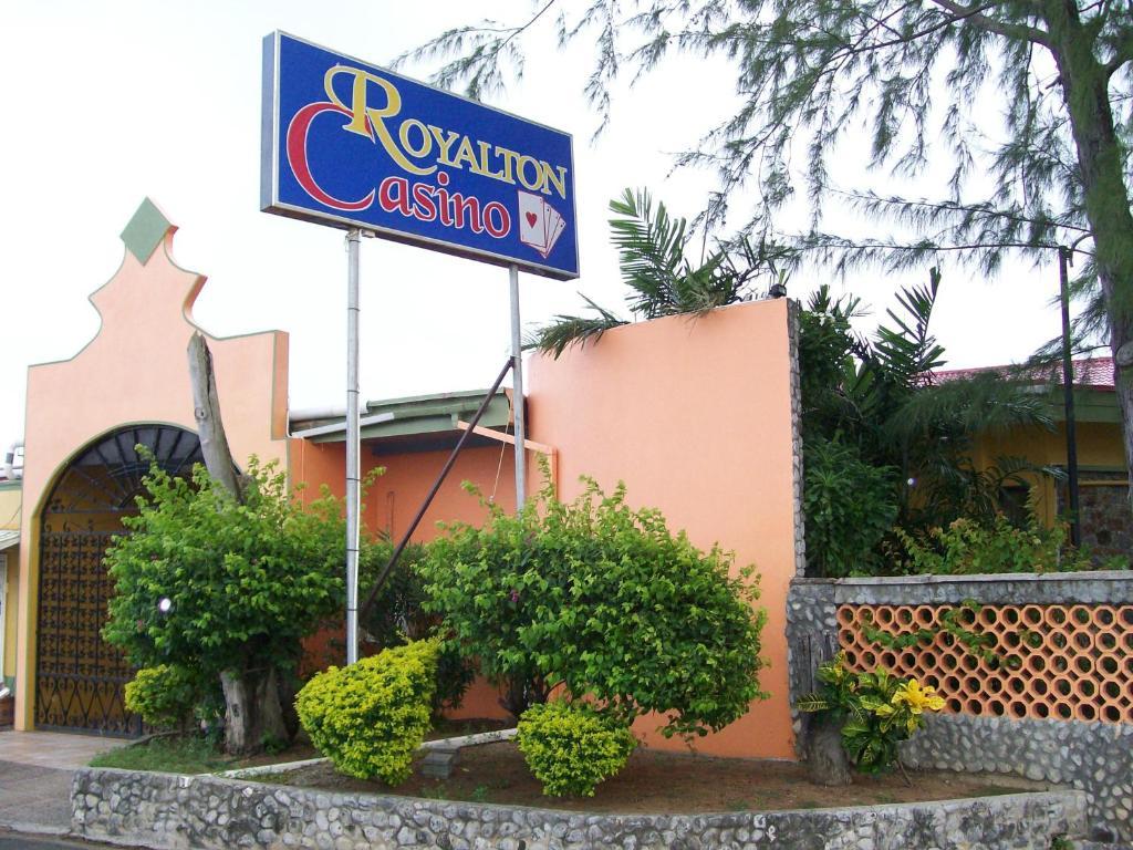 Golden Thistle Guest house Crown Point