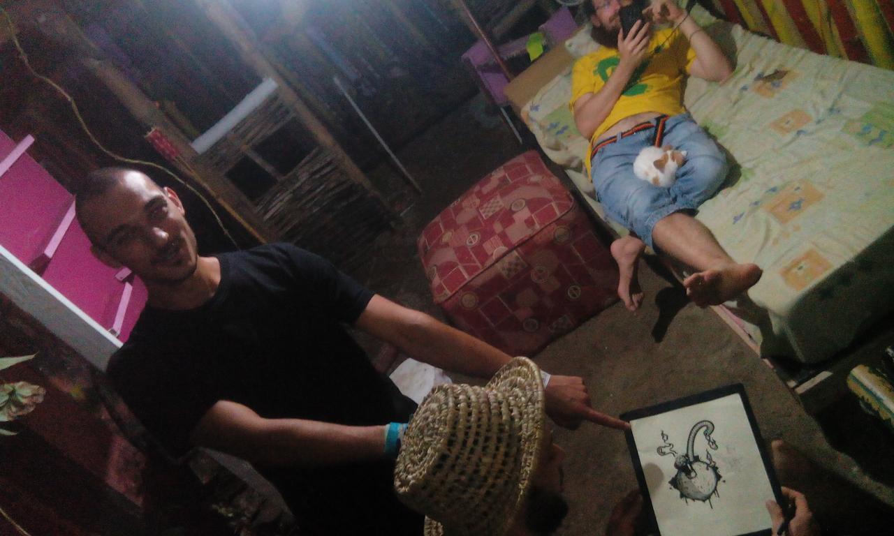 Casa de hóspedes - *