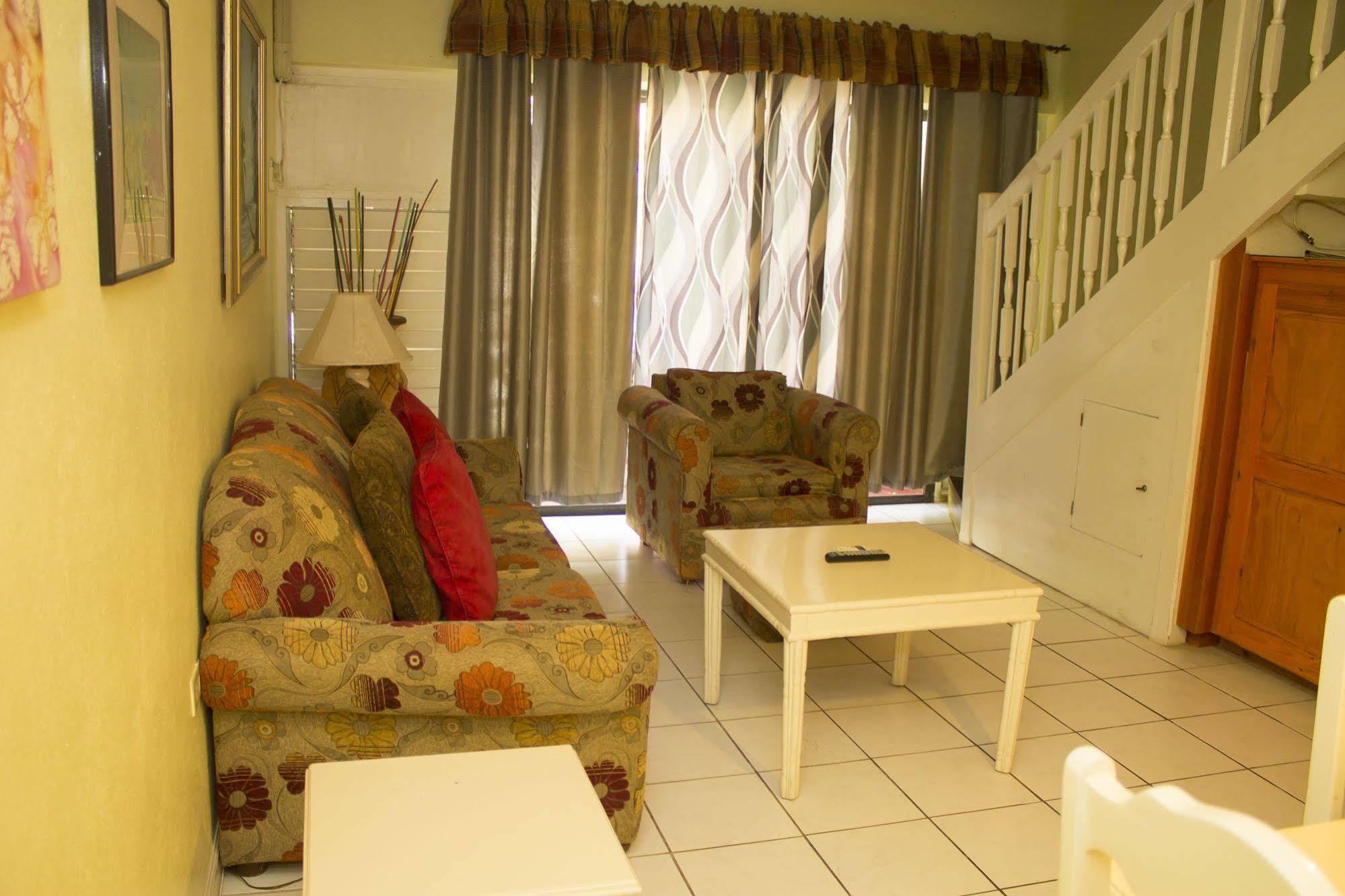 Chrisanns Aparthotel