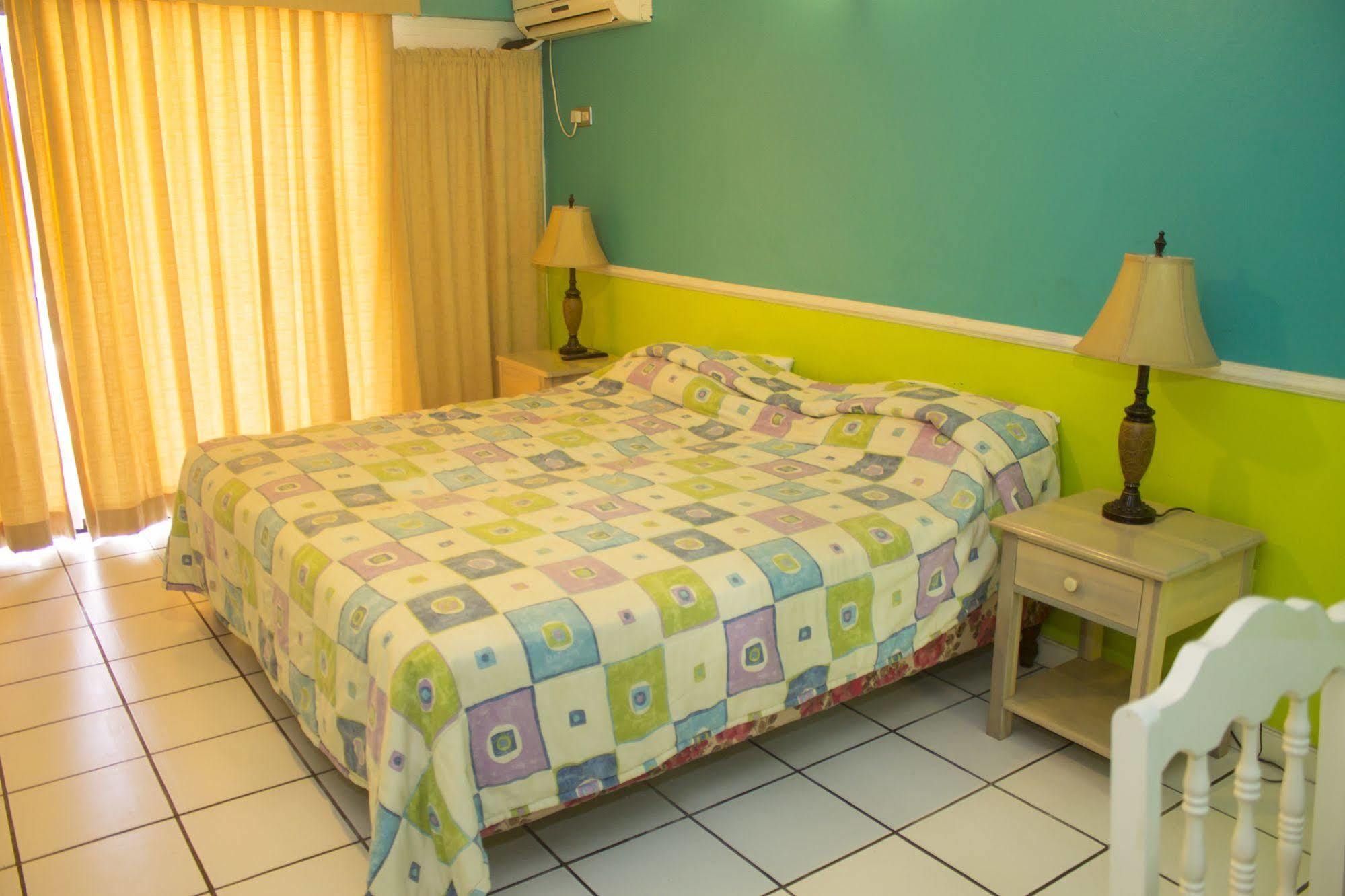 Chrisanns Aparthotel Ocho Rios