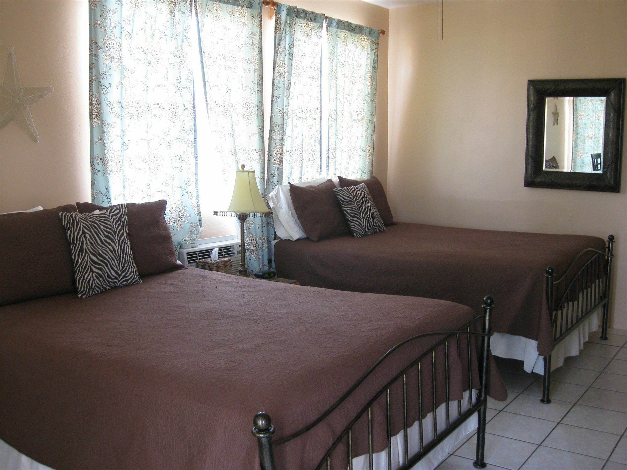 Lazy Parrot Hotel Rincon