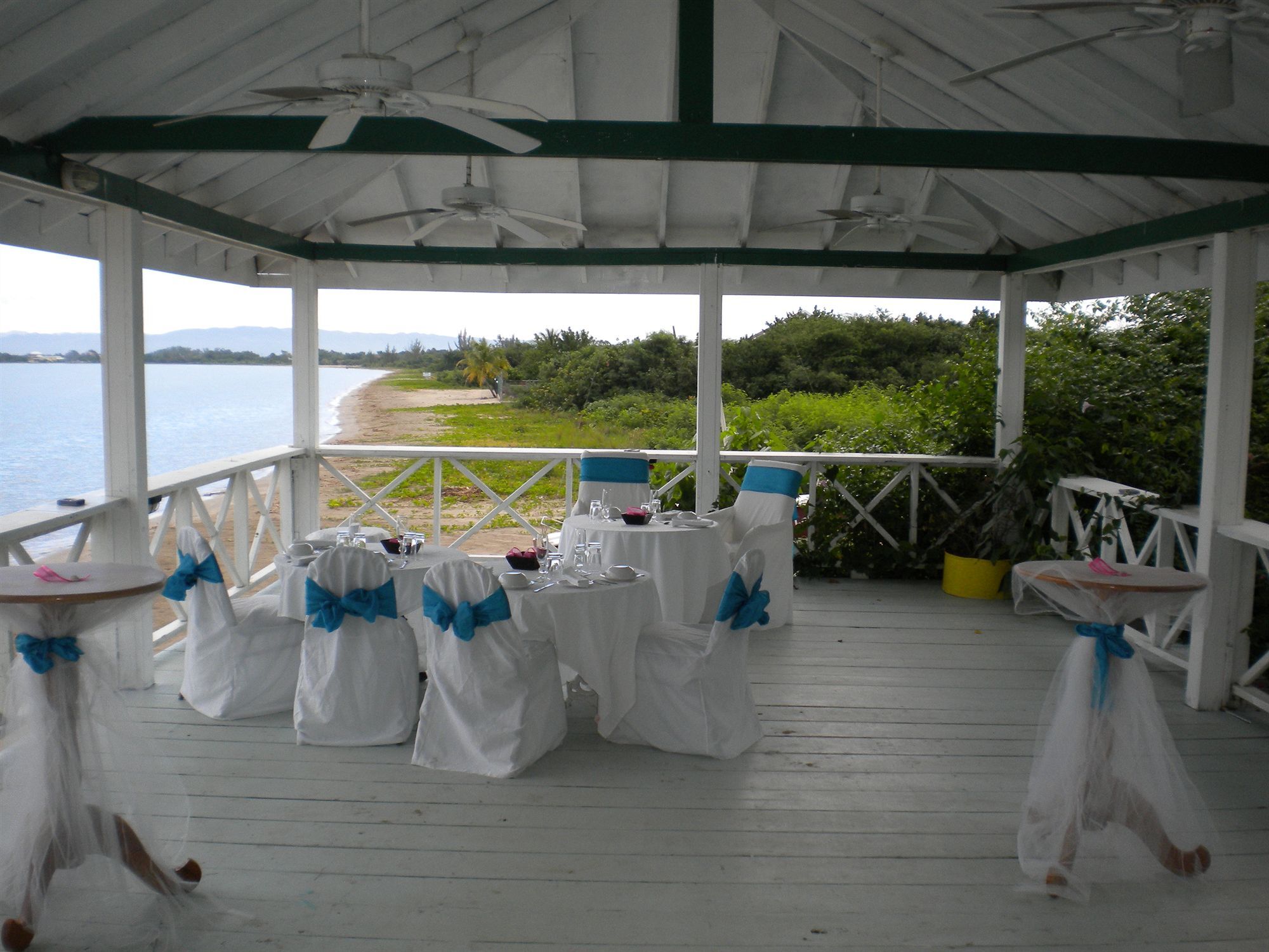 Idlers' Rest Hotel Black River