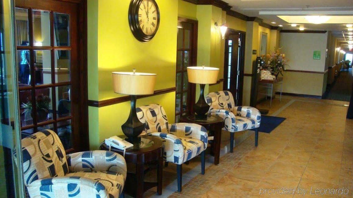 Hotel Express Trincity By Ihg 3*