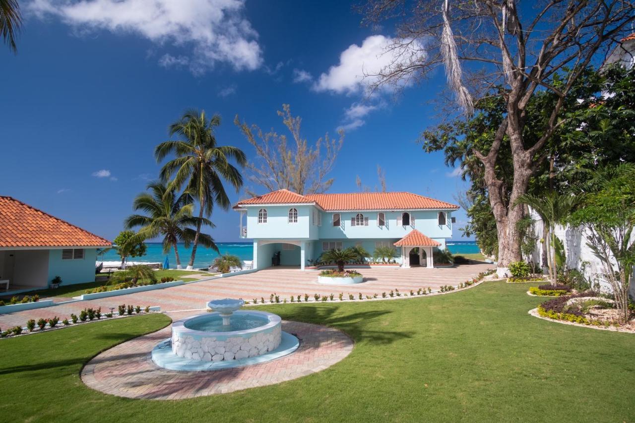 Edgewater - Front, Close To Attractions
