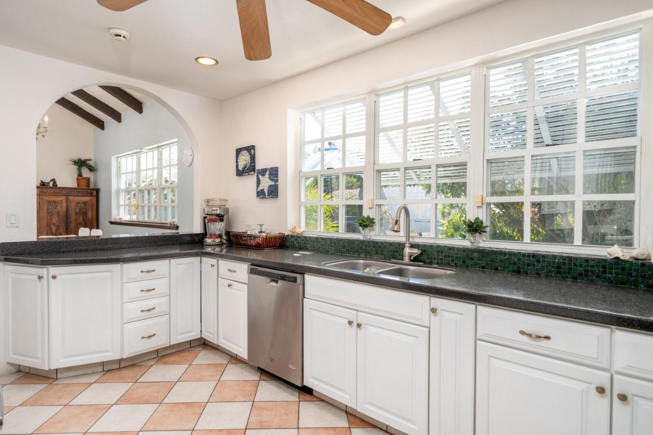 Water's Edge - Oceanfront With Private Pool Holiday home Nassau