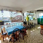 Shrimpy\'S Waterfront Hostel And Crew Quarters