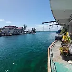 Shrimpy\'S Waterfront Hostel And Crew Quarters