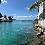 Shrimpy\'S Waterfront Hostel And Crew Quarters